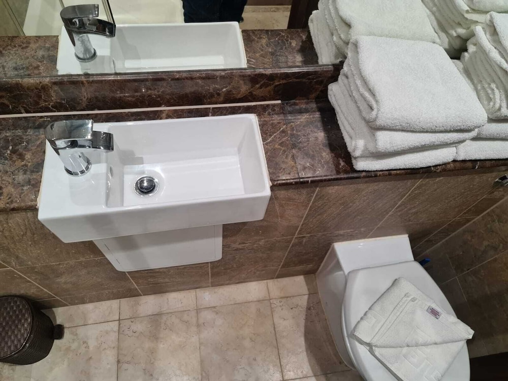 LONDON PLAZA SERVICED APARTMENTS 50/52