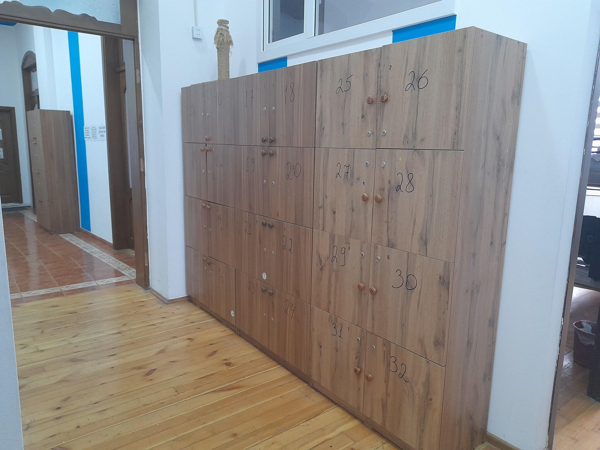 غرفة أساسية بسرير مزدوج أو سريرين منفصلين