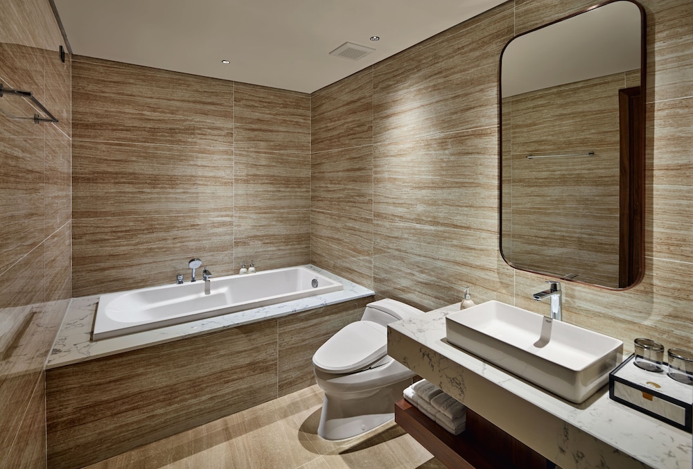 THE WATSON PREMIUM HALONG HOTEL 50/50