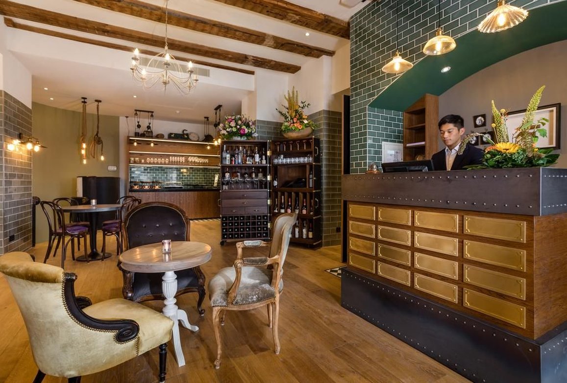 The Hendrick's Hotel 19/21