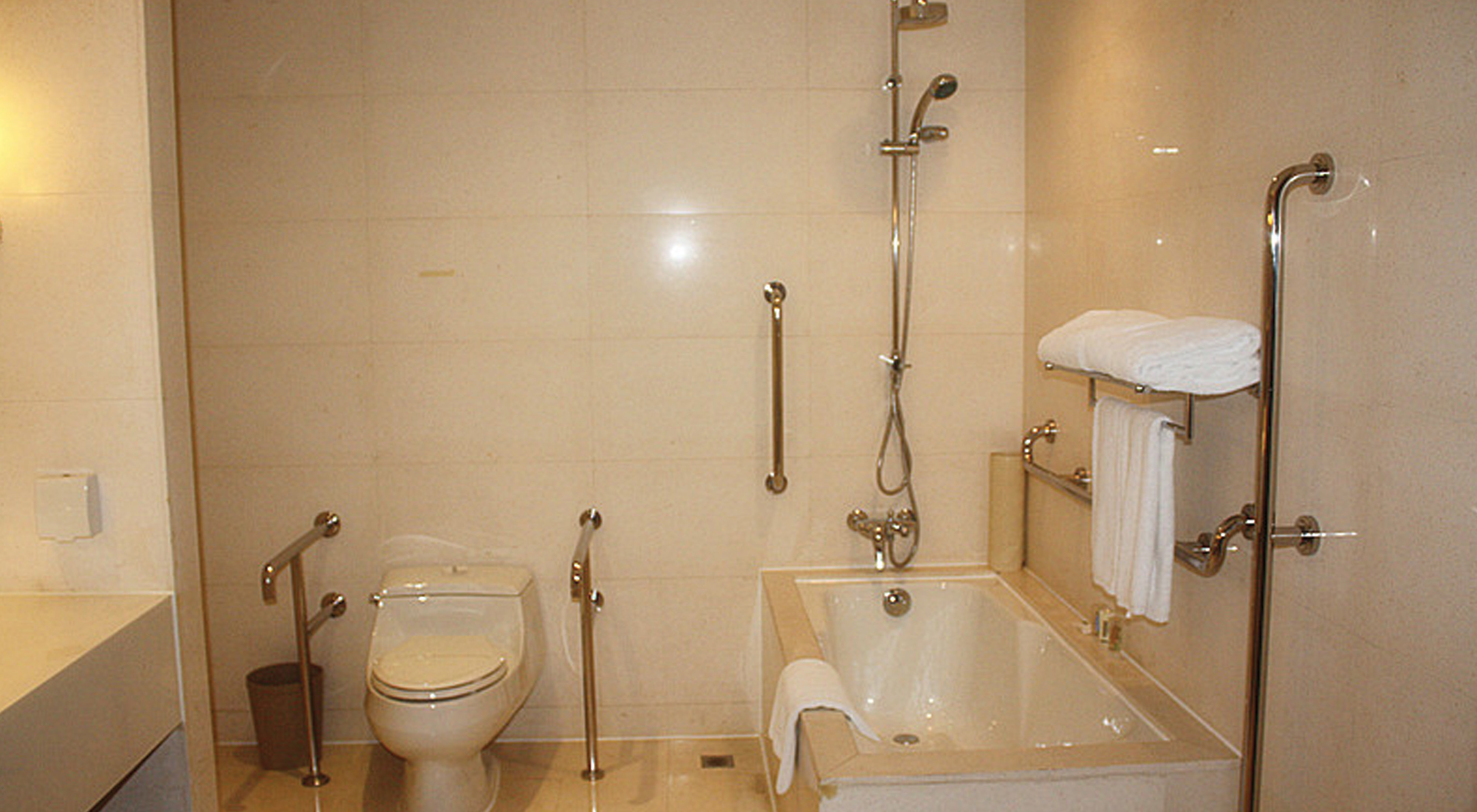 Holiday Inn Shanghai Pudong Nanpu 76/76