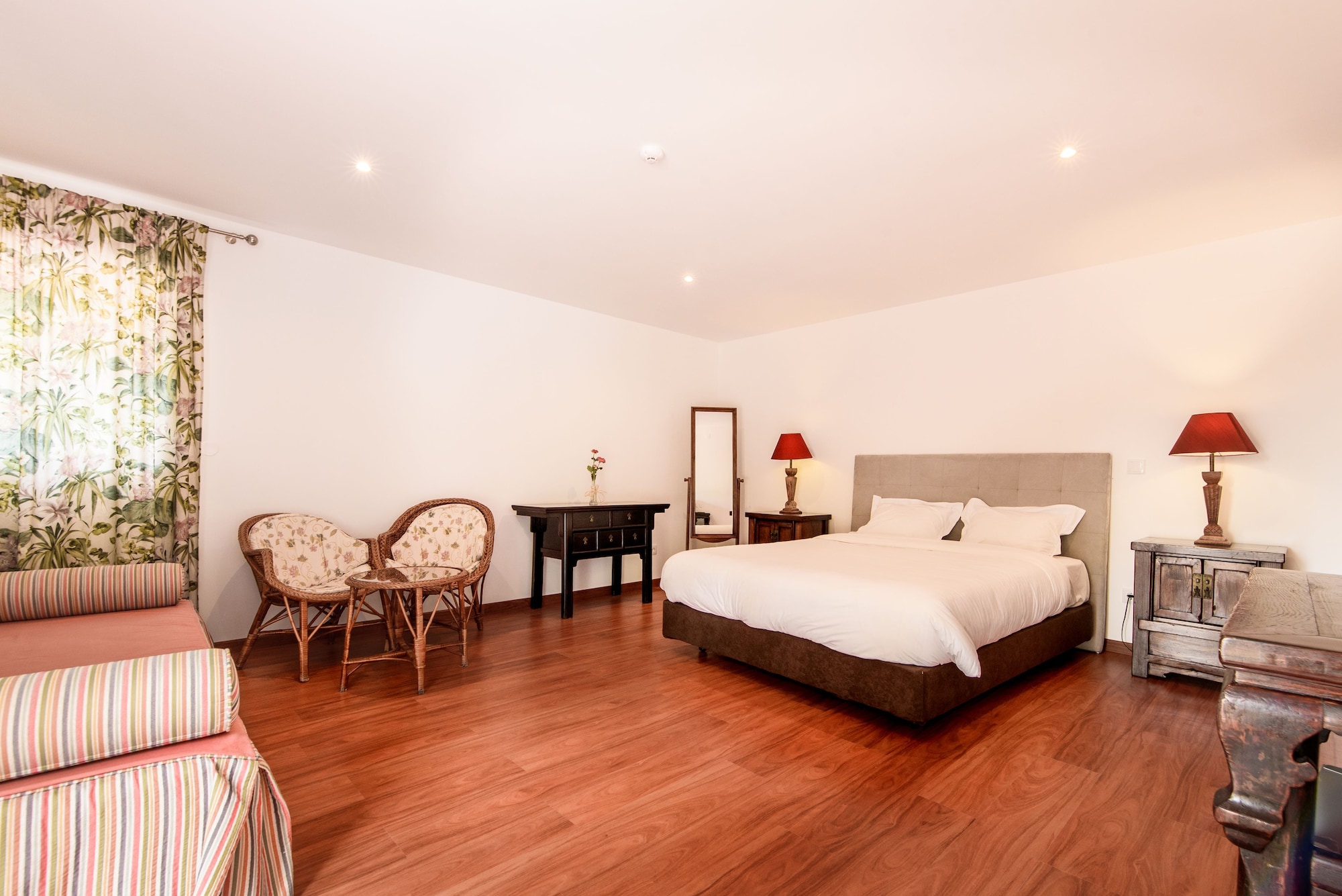 غرفة عائلية بسرير كوين وسرير فردي في الطابق الأرضي