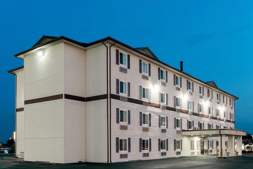 Super 8 by Wyndham Springfield East 1/30
