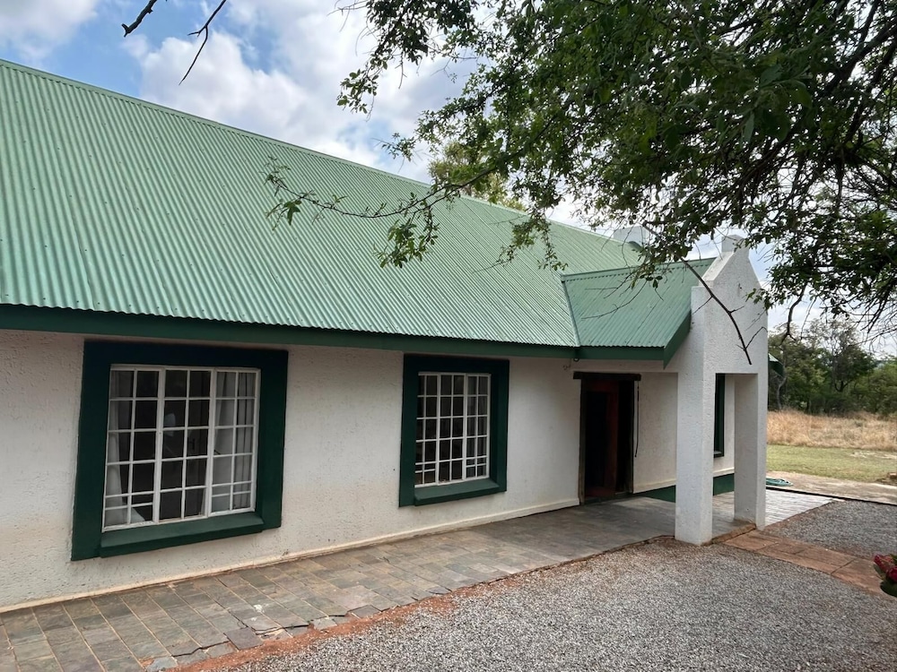 Zebra Country Lodge 2/50