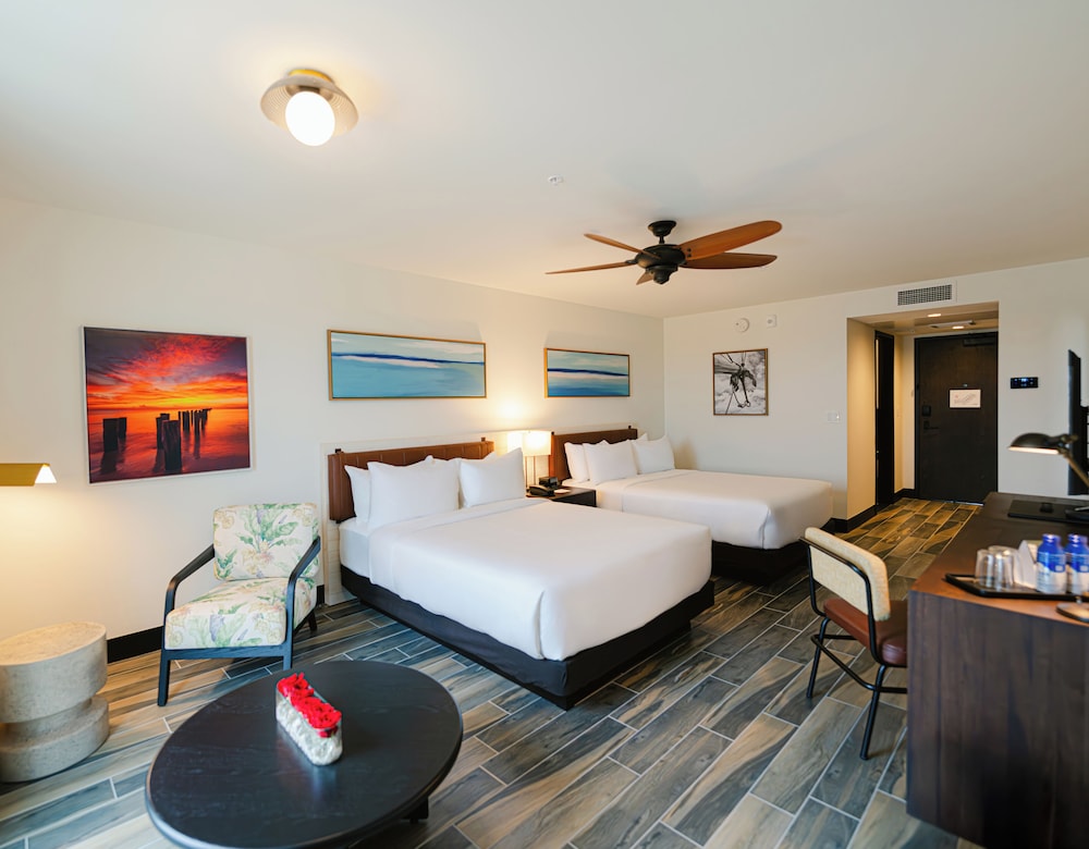 DELUXE, 2 QUEEN BEDS, RIVER VIEW, BALCONY
