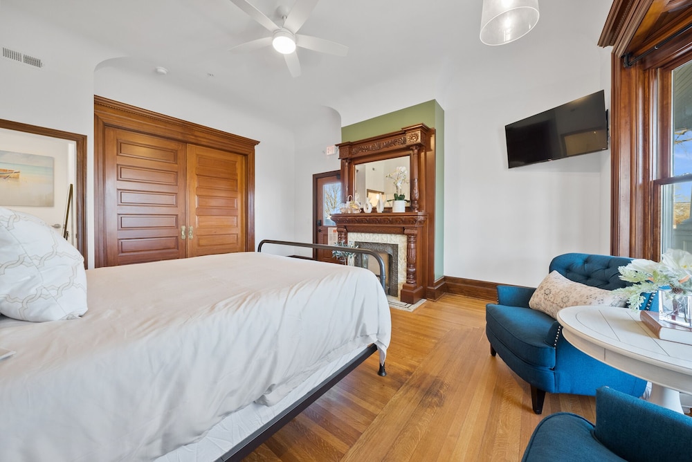 2 BEDROOMS, PREMIUM, SUITE