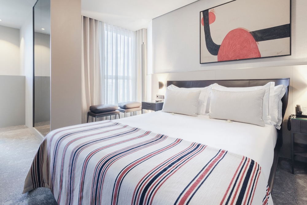 High, Suite, Queen Bed, Sofa