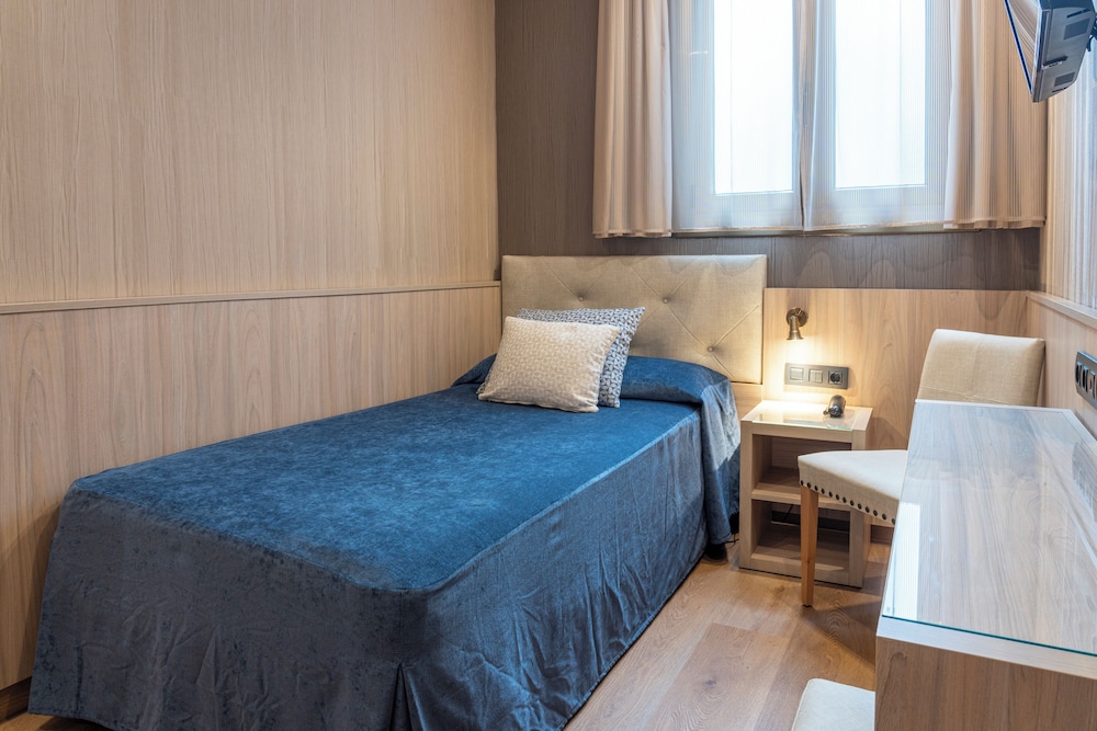 ROOM, SINGLE