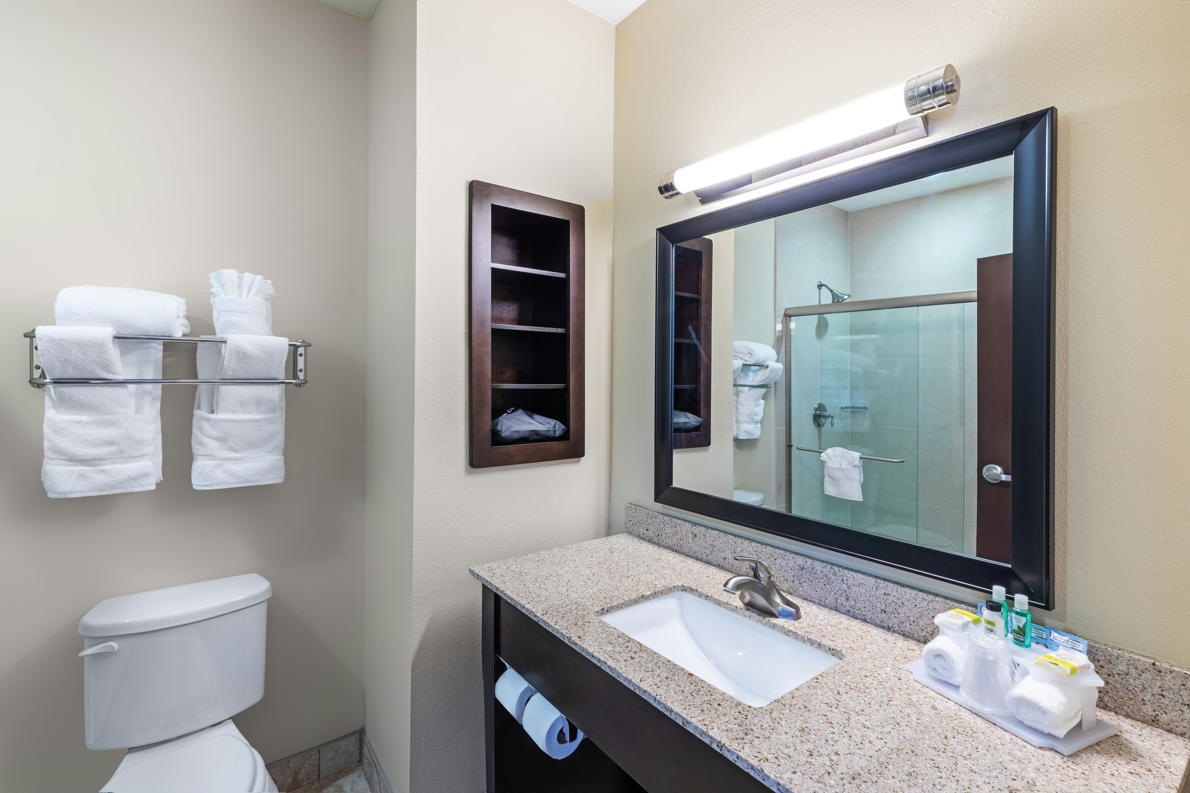 Holiday Inn Express Suites Floresville 57/58