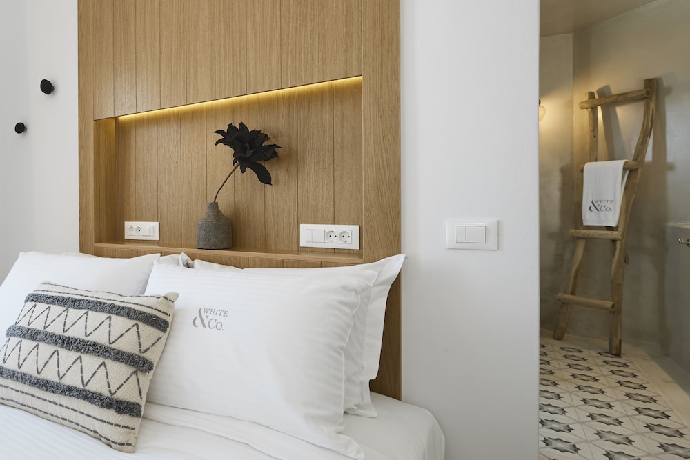 White And Co. La Torre Suites 17/50