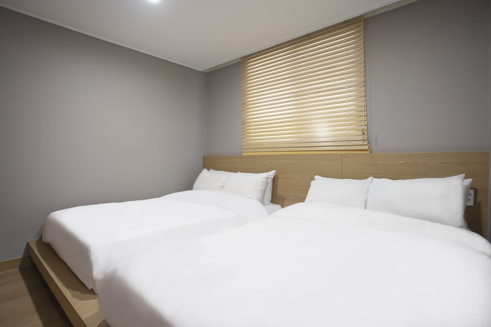 KENSINGTON, RENOVATED, DELUXE