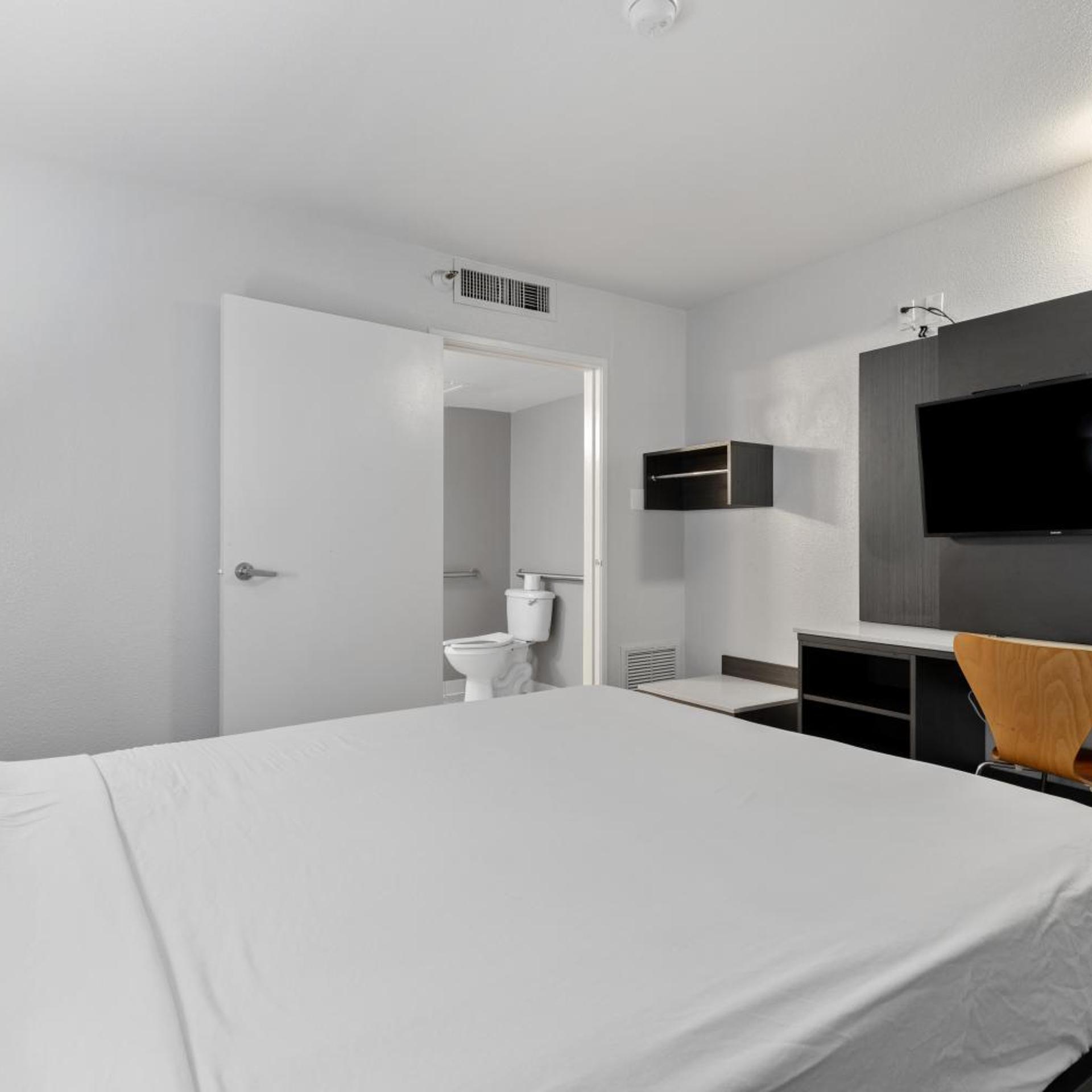 1 Queen Bed ADA/RI Shower/Mini Fridge, Motel6 Oceanside, CA 2/10
