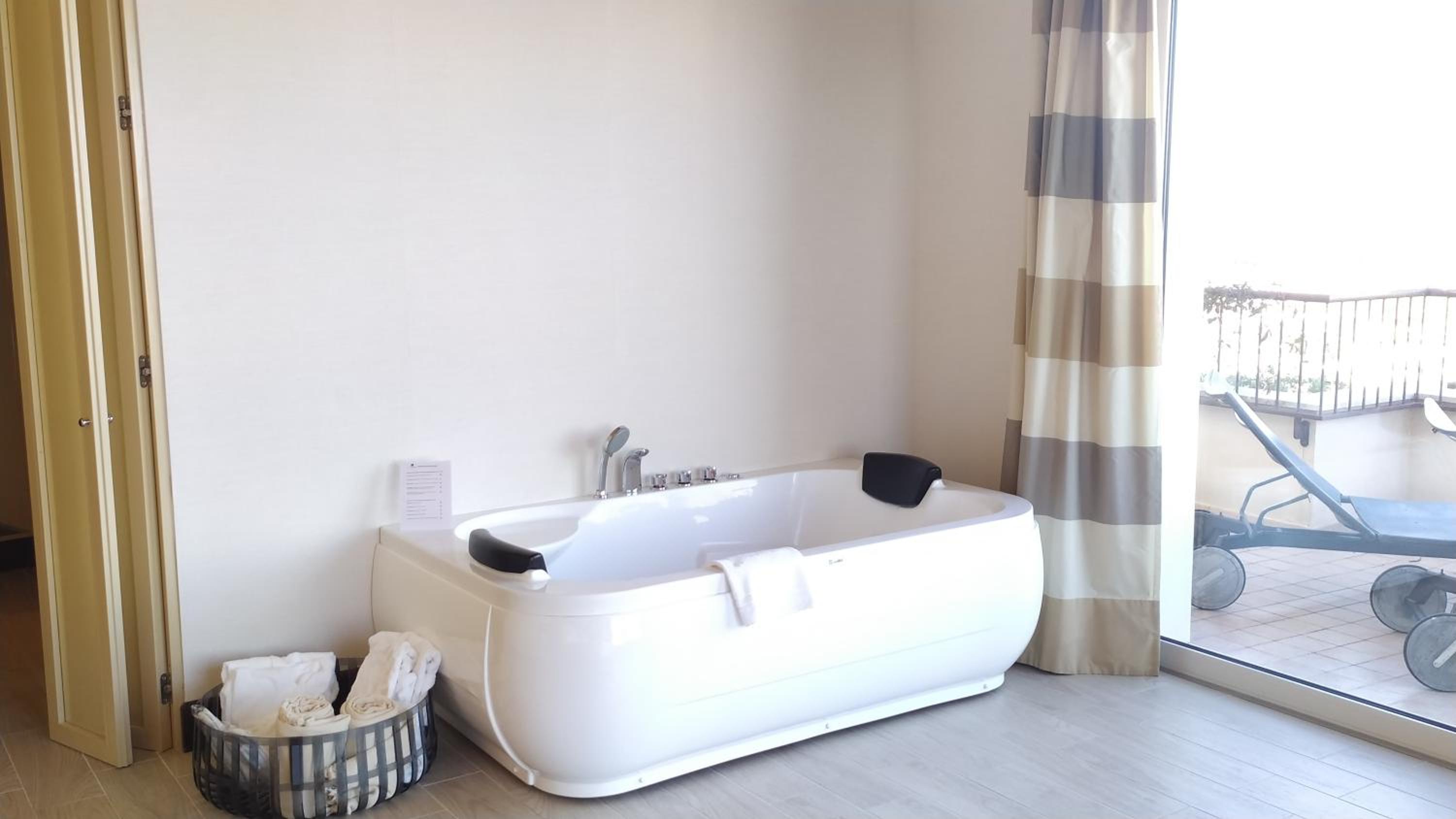 Suite, Hot Tub