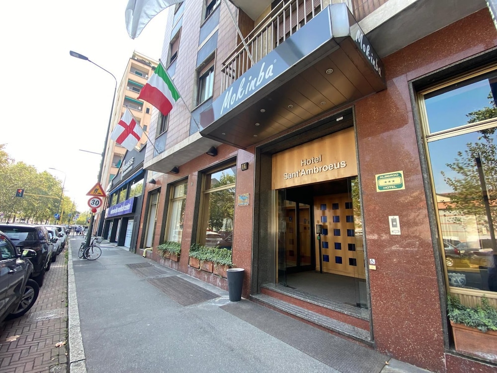 Sant Ambroeus Hotel 52/57