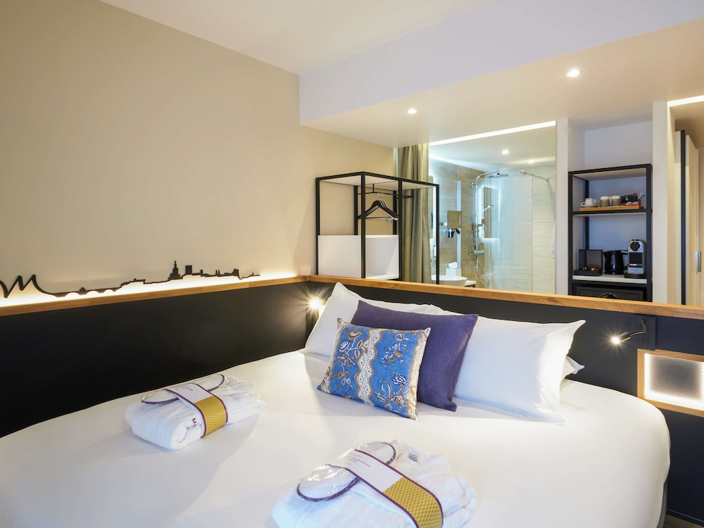 PRIVILEGE, DOUBLE BED