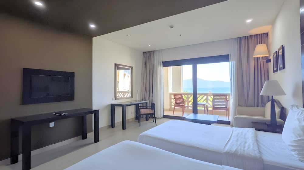 GRAND, TWIN BEDS, OCEAN VIEW