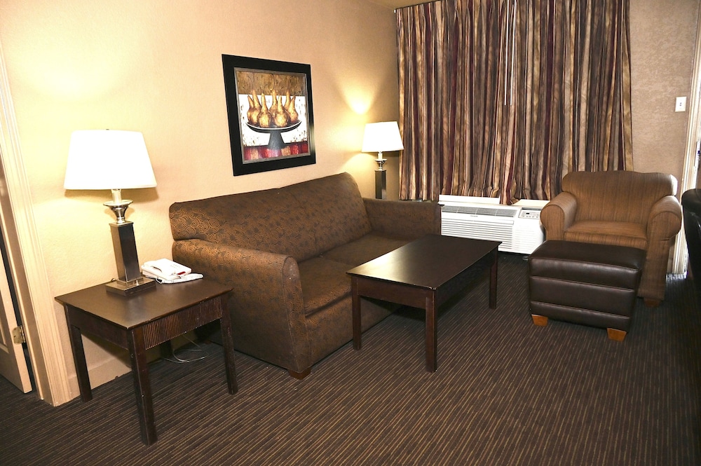 Fortune Inn And Suites Newport 24/50