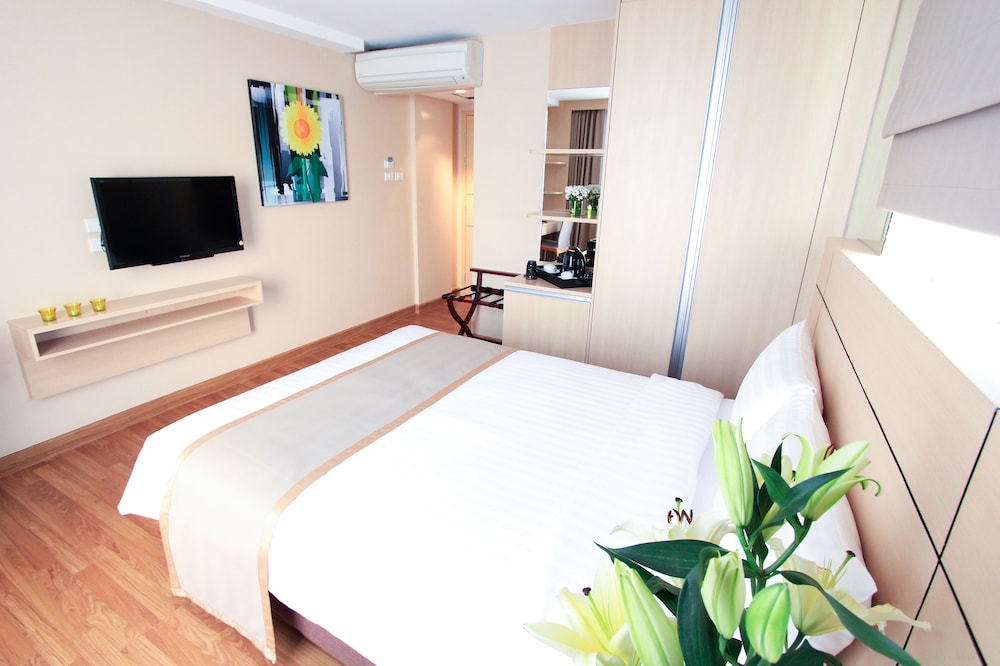 PETALS INN 17/26
