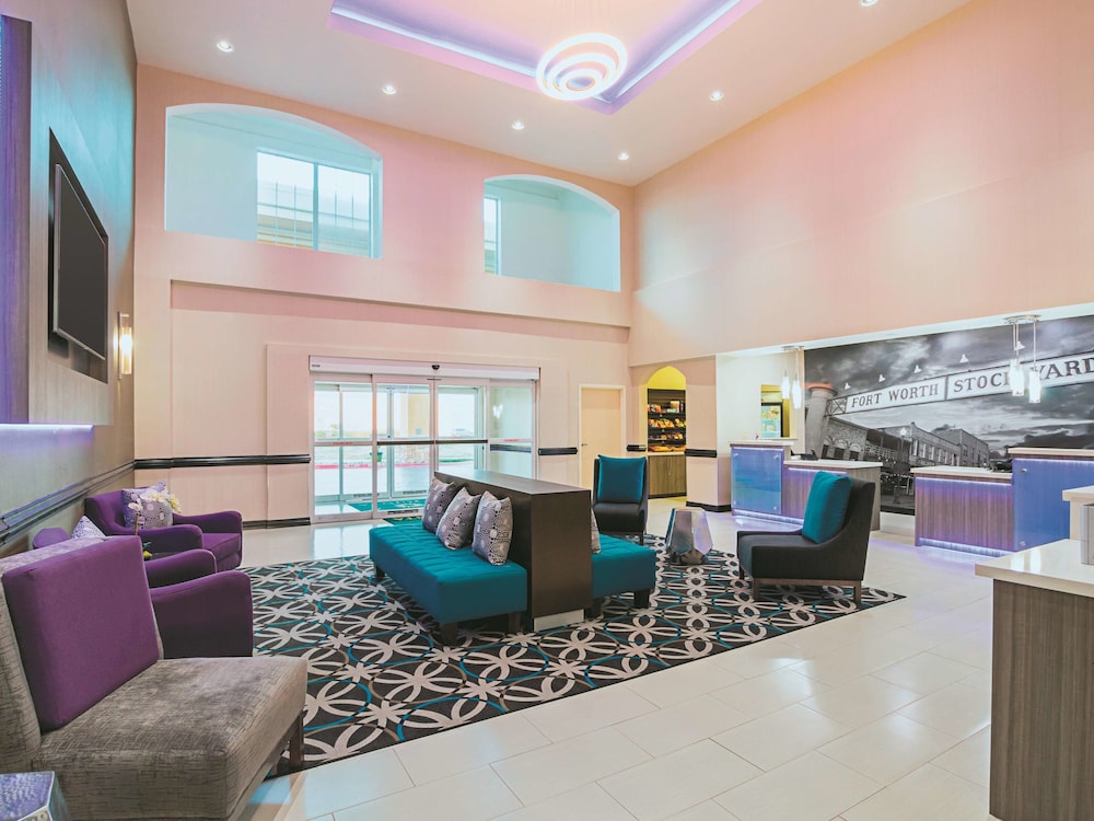 La Quinta Inn & Suites by Wyndham Ft. Worth - Forest Hill TX 29/49