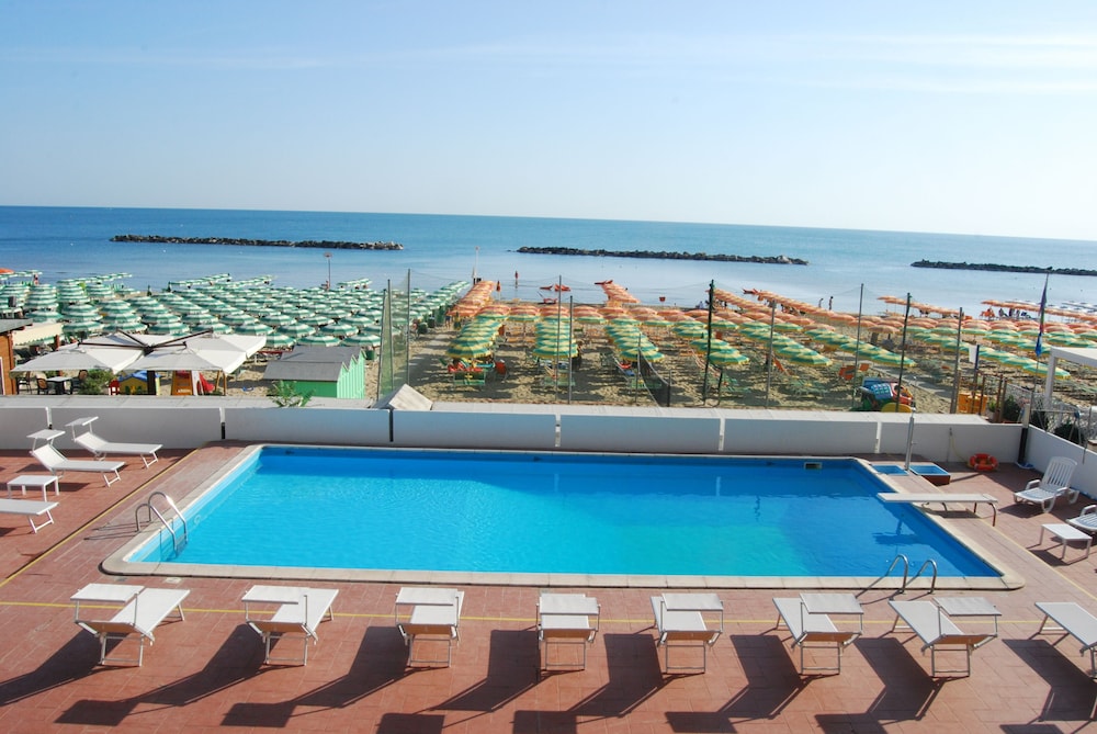 Hotel Embassy Pesaro 28/35