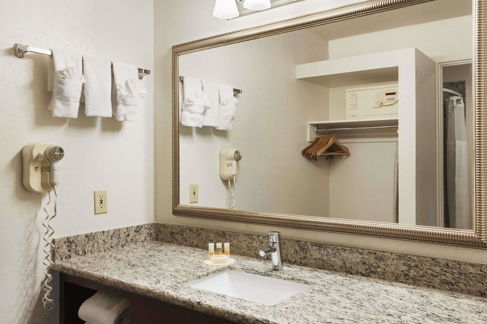 Days Inn by Wyndham Oceanside 23/40
