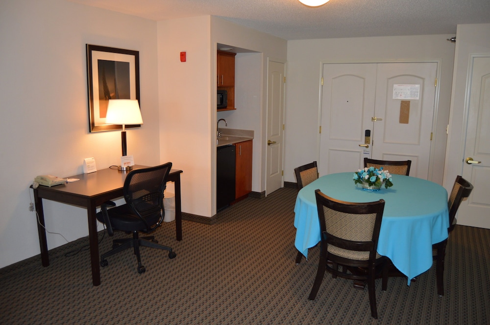 Holiday Inn Express Hotel Suites Winner 61/74