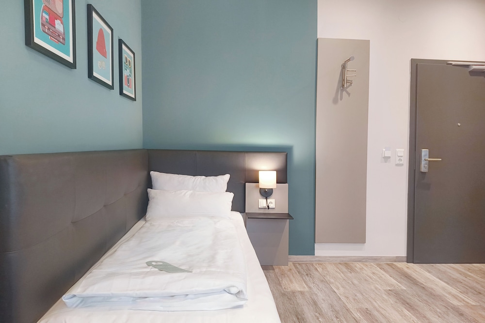 COZY, TWIN BEDS