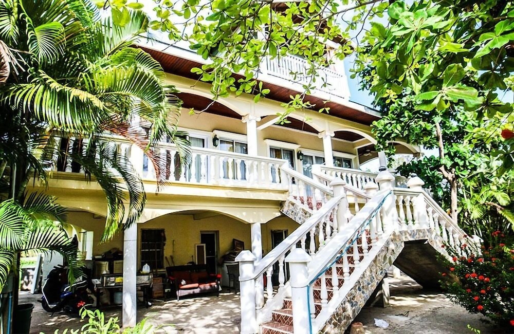 Foster's West Bay Resort 4/69