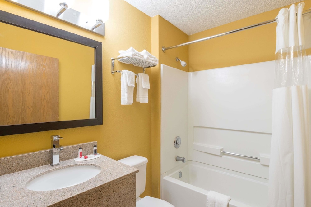 Microtel Inn And Suites Riverside 10/33