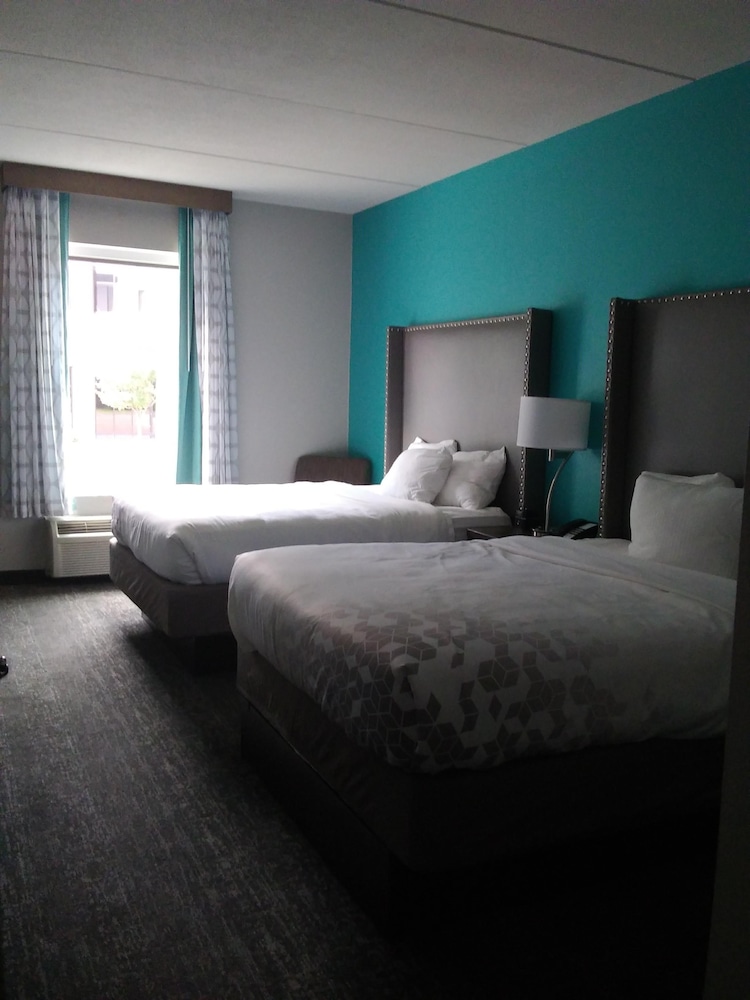 La Quinta Inn and Suites by Wyndham Jamestown 11/46