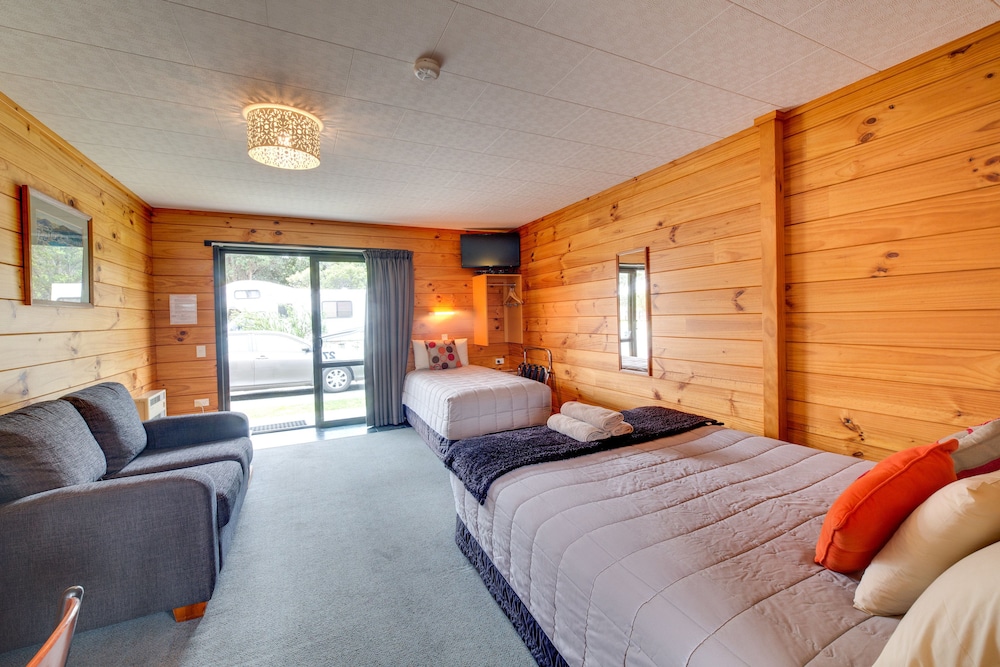Wellington Top 10 Holiday Park 18/50