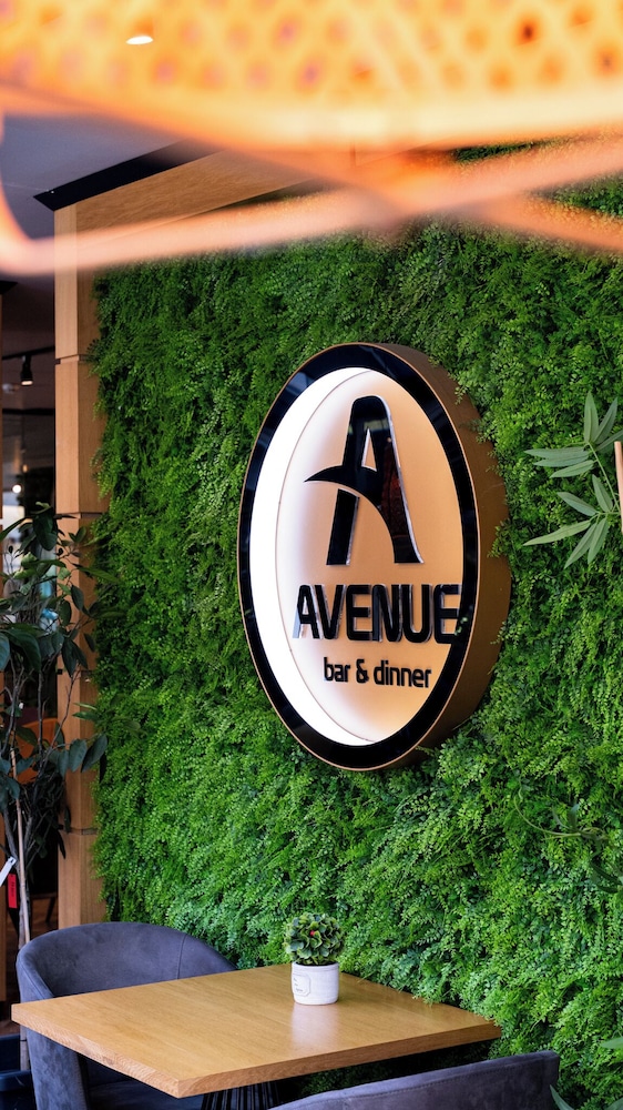 Avenue Hotel 9/50