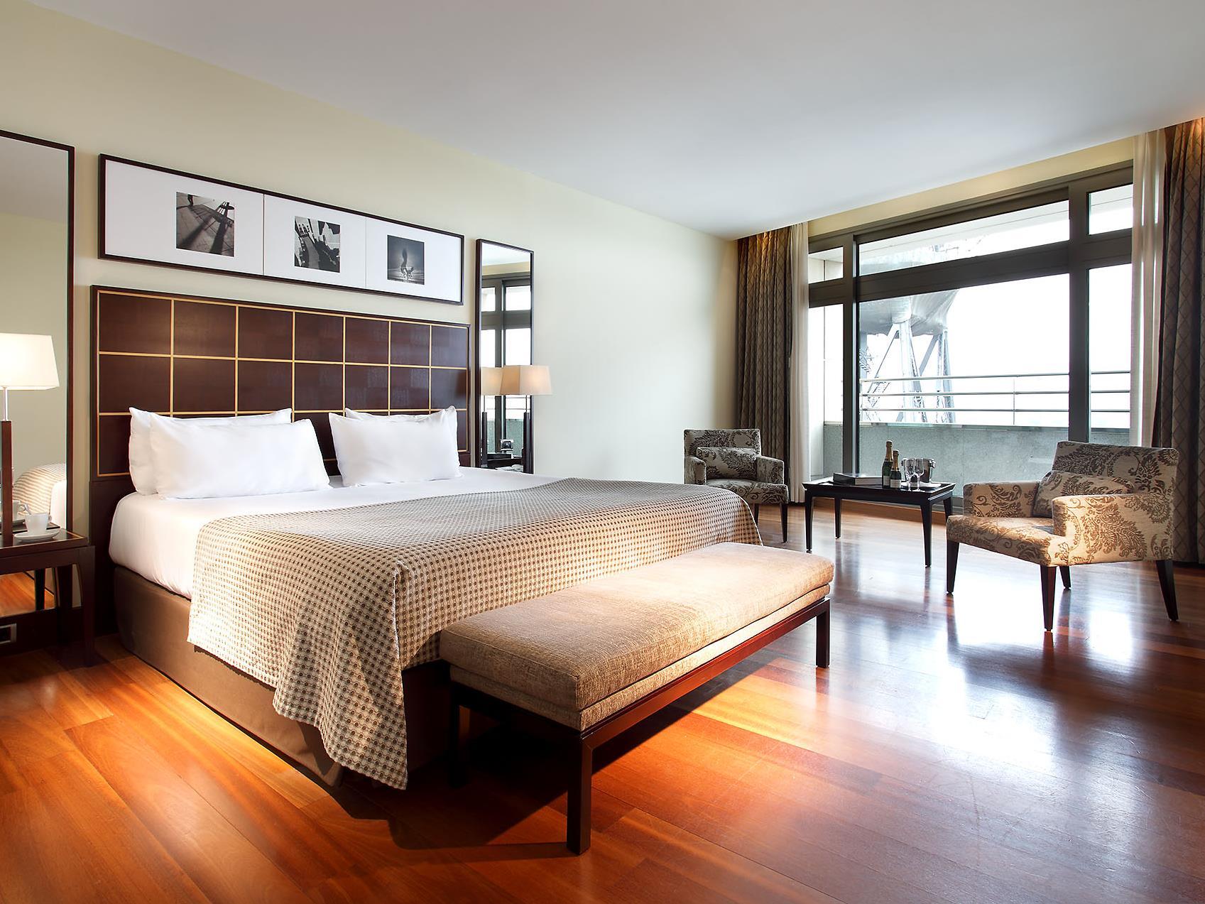 غرفة بريميير بسرير كينج بشرفة