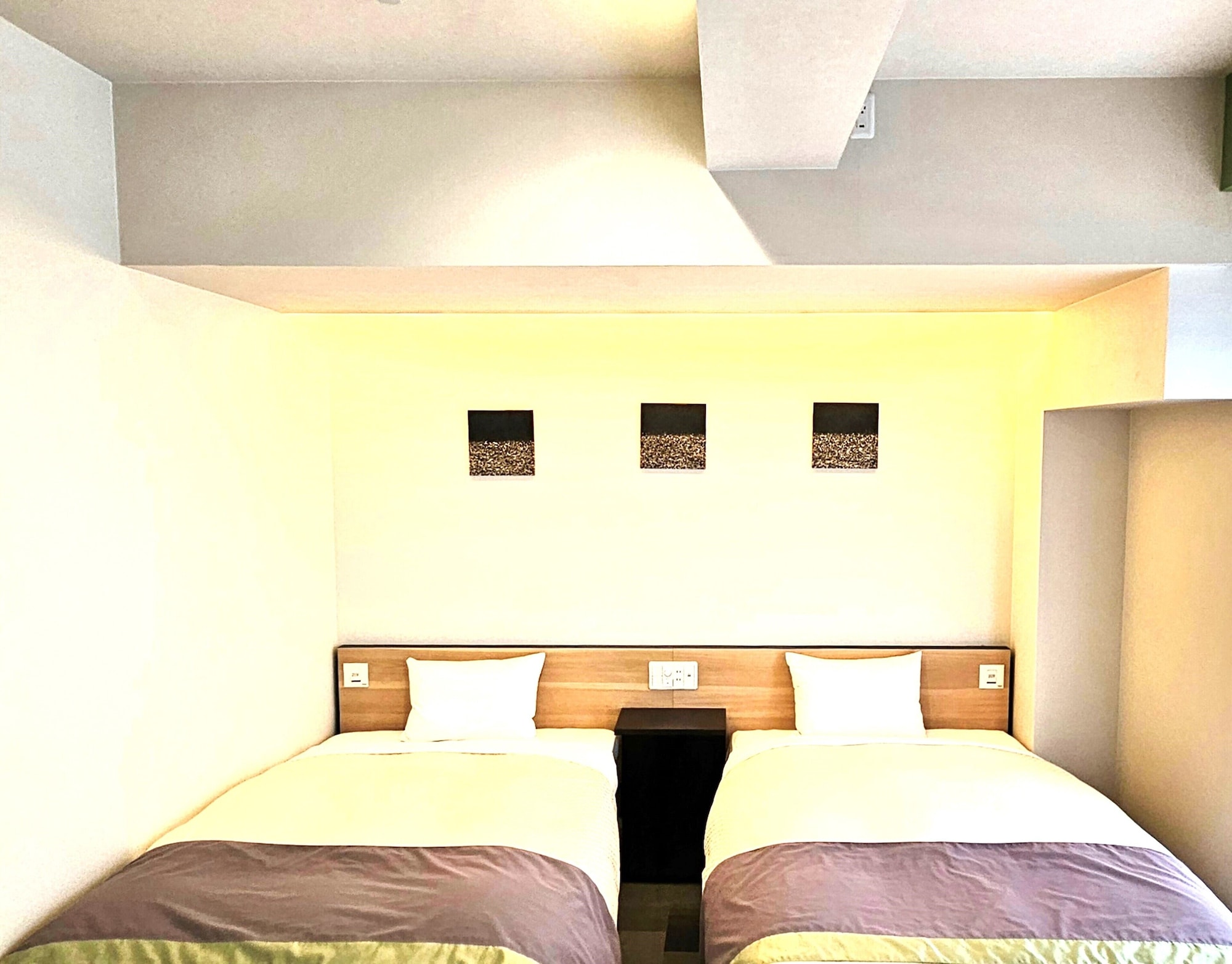 EXECUTIVE, TWIN BEDS