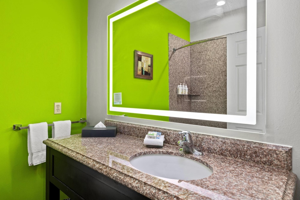 غرفة عائلية ثلاثية بسريرين كوين، La Quinta Inn Suites Raymondville 7/10