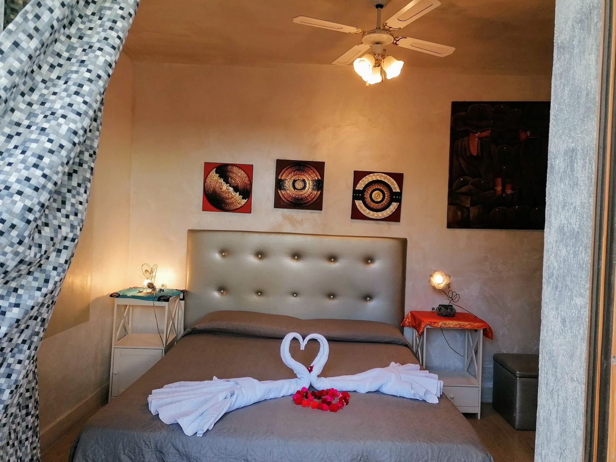 ROOM, DOUBLE BED
