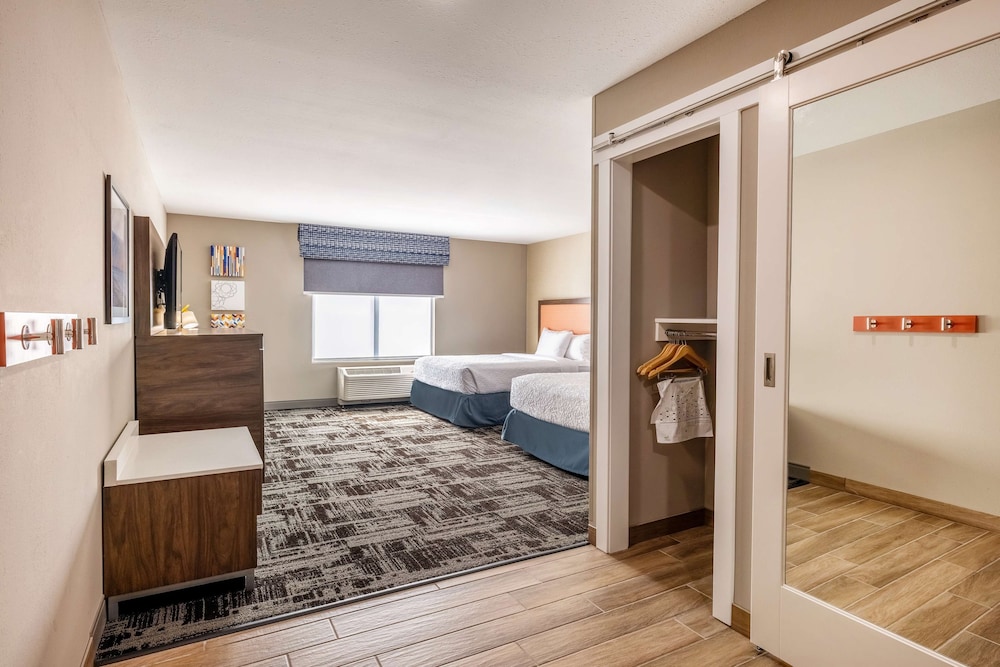 Hampton Inn and Suites Benton Harbor MI 16/47