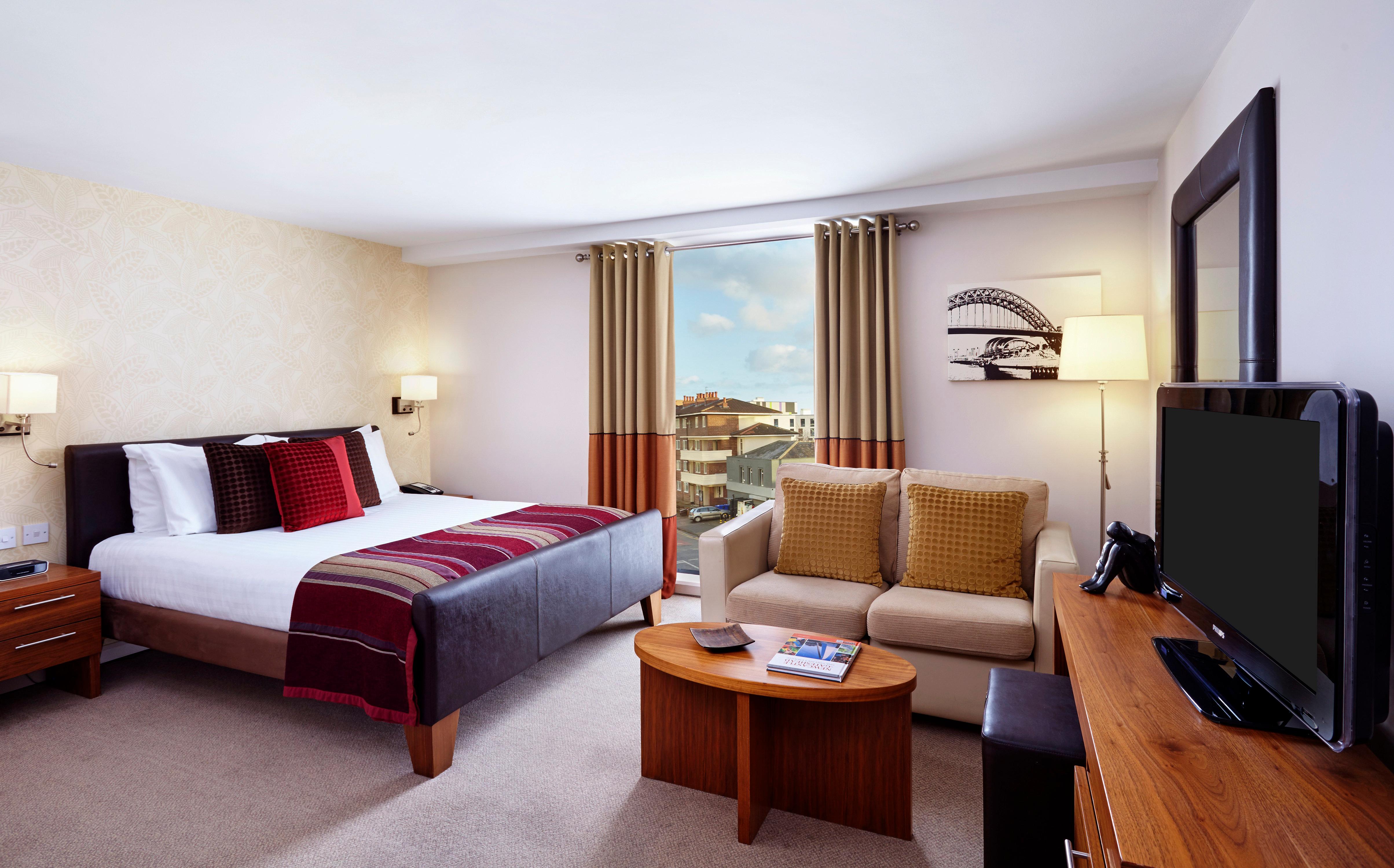 Studio, Suite, King Bed, Side Quay View
