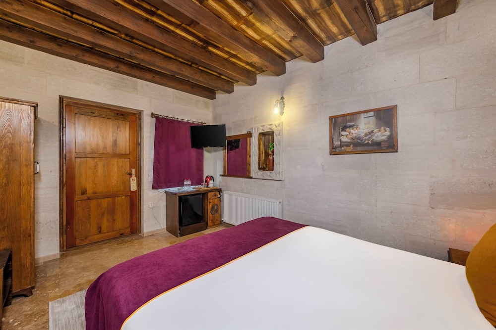 Grand Elite Cave Suites 15/50