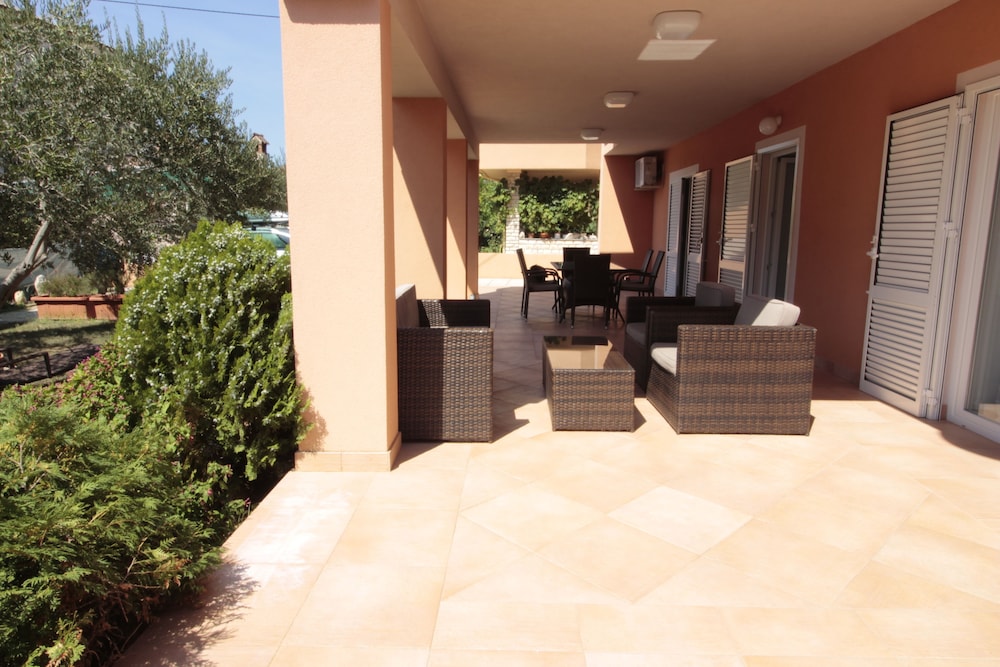 Studios & Rooms Fiesta 4/35