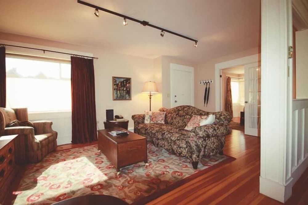 Spinnakers Brew Pub Guest Houses 38/58