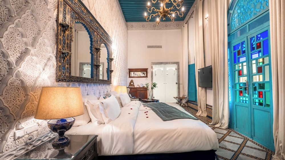 Ambassador, Suite