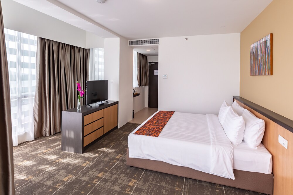 EXECUTIVE, KING BED