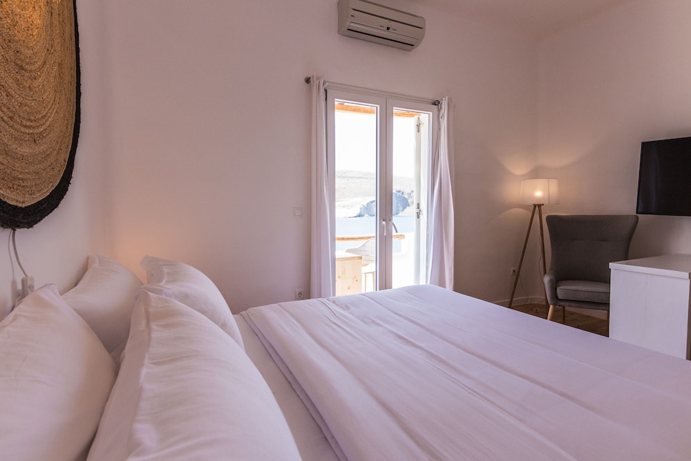 SALT SUITES & EXECUTIVE ROOMS 19/56
