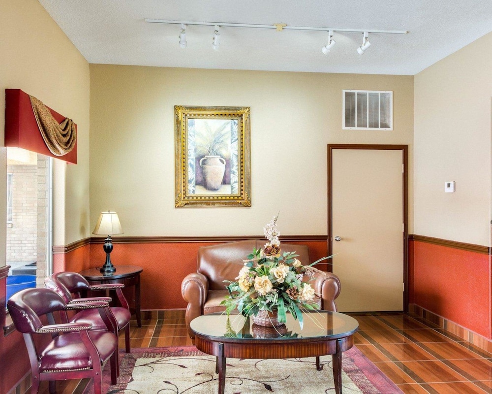 Econo Lodge Inn and Suites Eagle Pass, TX 25/37