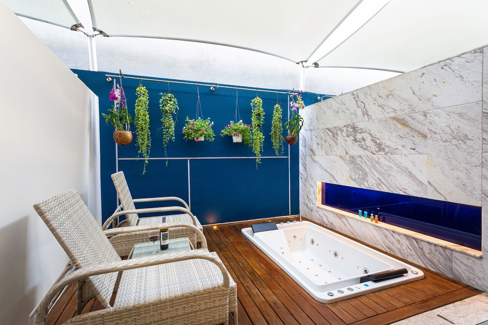 Hotel Clover Patong Phuket 65/75