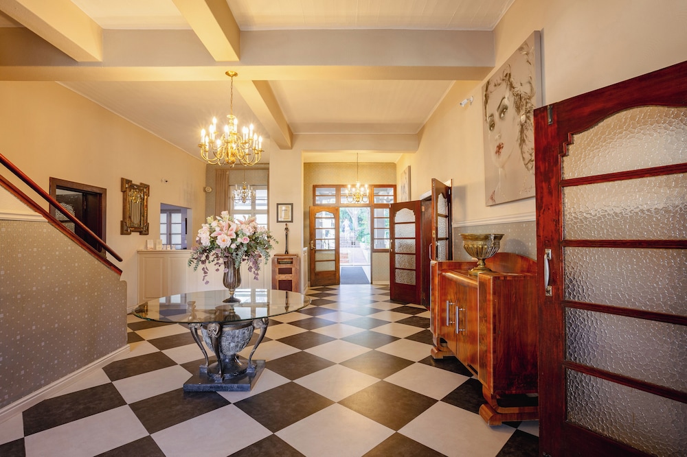 Montagu Country Hotel 13/89