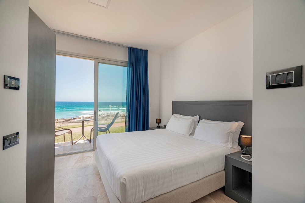 Superior, Queen Bed, Sea Front، Bellevue Sardinia Resort Affiliated by Melia 3/8