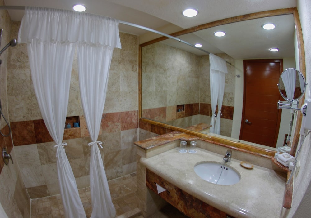Plaza Pelicanos Grand Beach Resorts 24/65