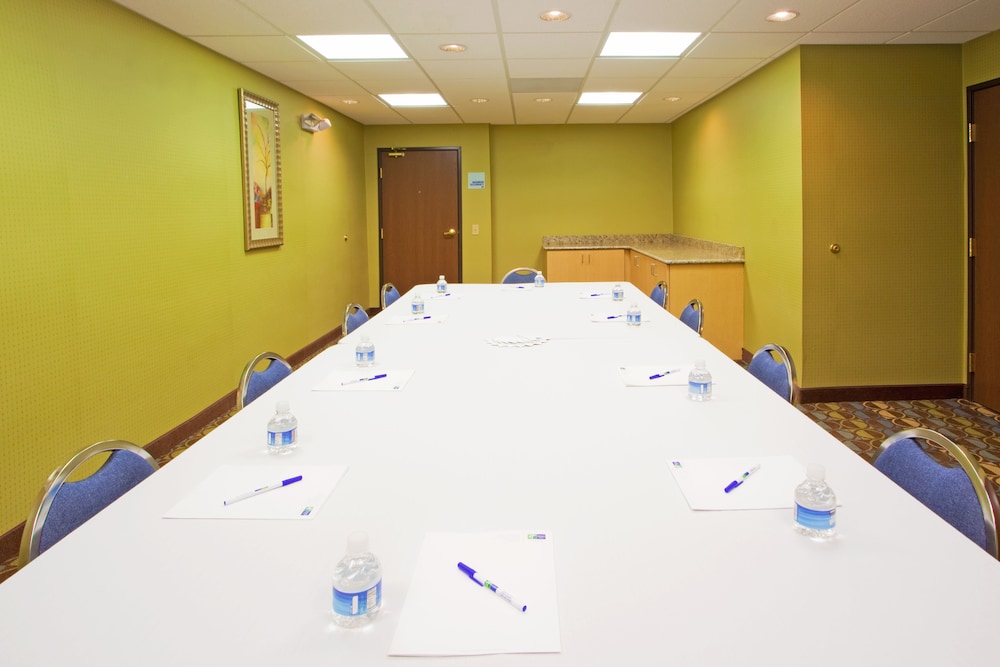 Holiday Inn Express Suites Thornburg S Fredericksburg 57/58